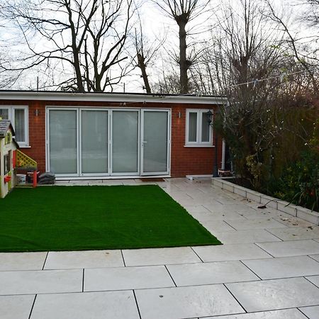 Cozy, Modern, Spacious 4 Bedroom House In London Romford Esterno foto