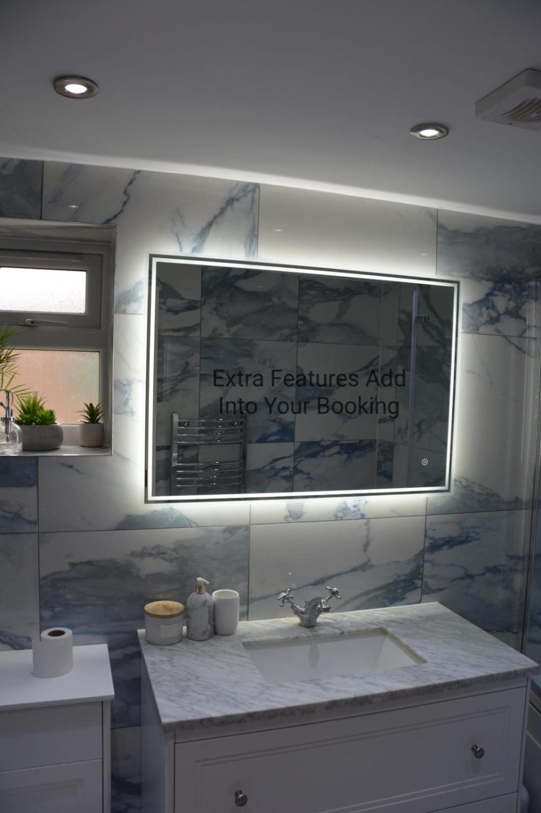 Cozy, Modern, Spacious 4 Bedroom House In London Romford Esterno foto