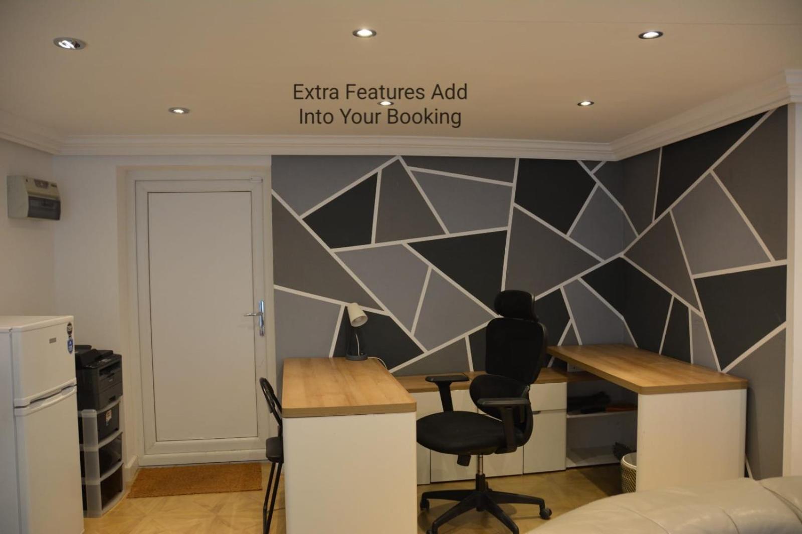 Cozy, Modern, Spacious 4 Bedroom House In London Romford Esterno foto