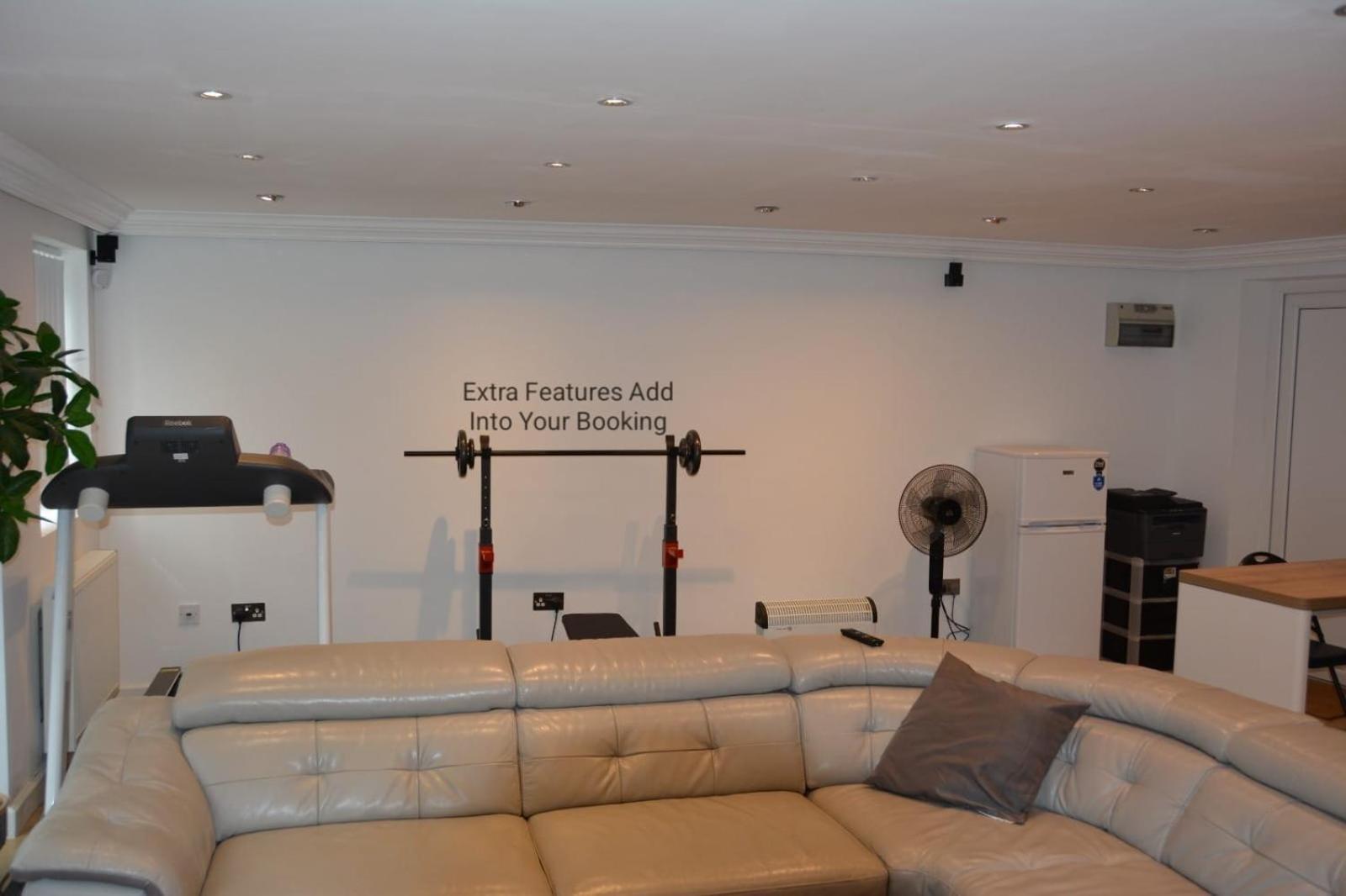 Cozy, Modern, Spacious 4 Bedroom House In London Romford Esterno foto