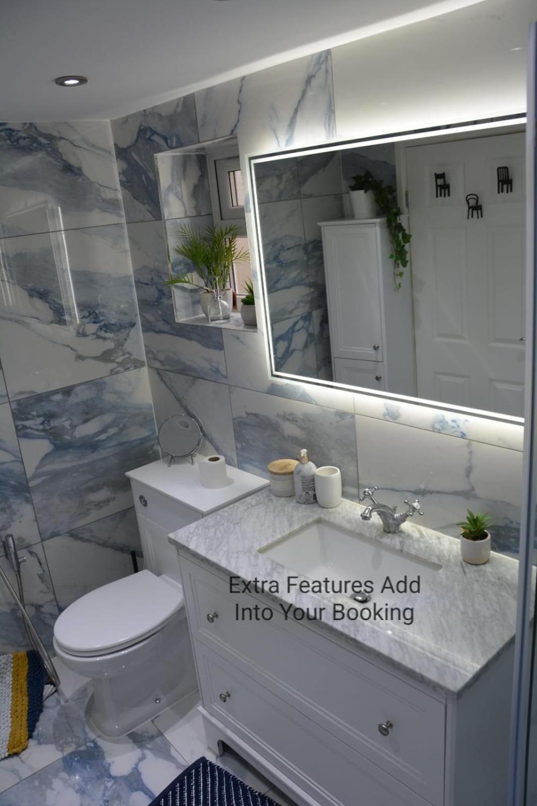 Cozy, Modern, Spacious 4 Bedroom House In London Romford Esterno foto
