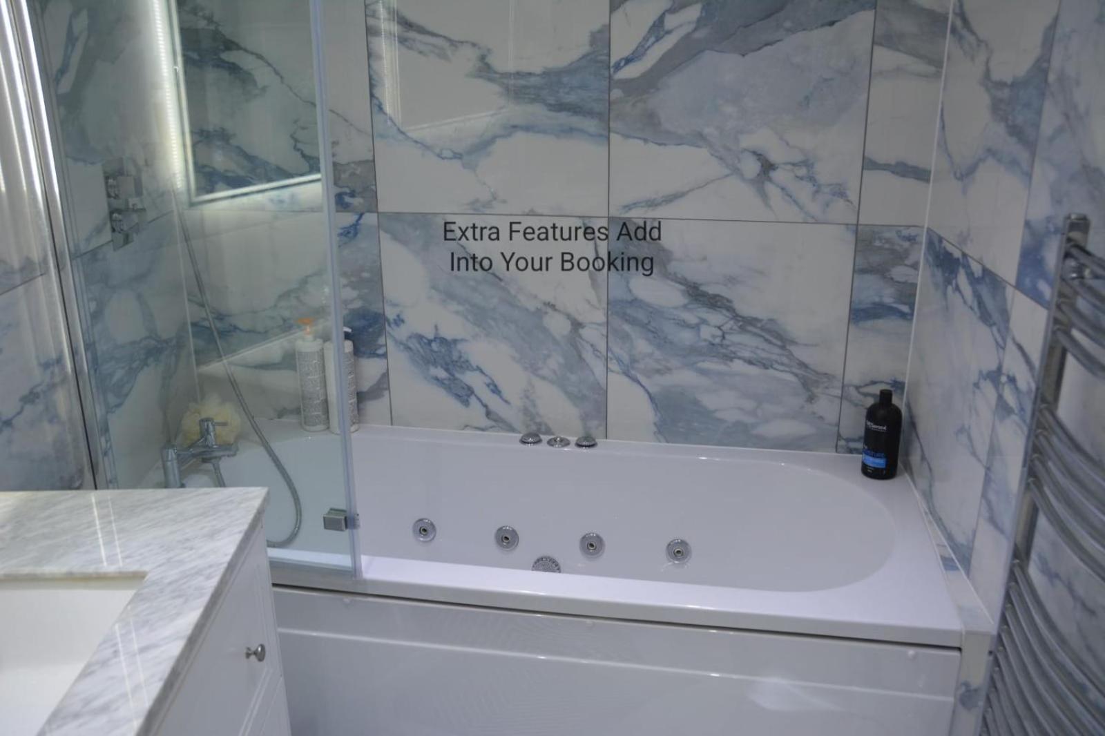 Cozy, Modern, Spacious 4 Bedroom House In London Romford Esterno foto