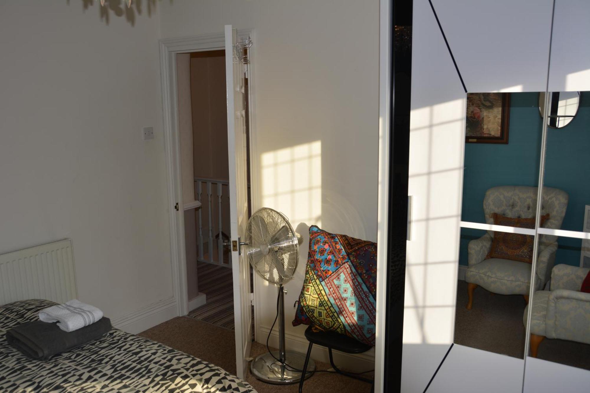 Cozy, Modern, Spacious 4 Bedroom House In London Romford Esterno foto