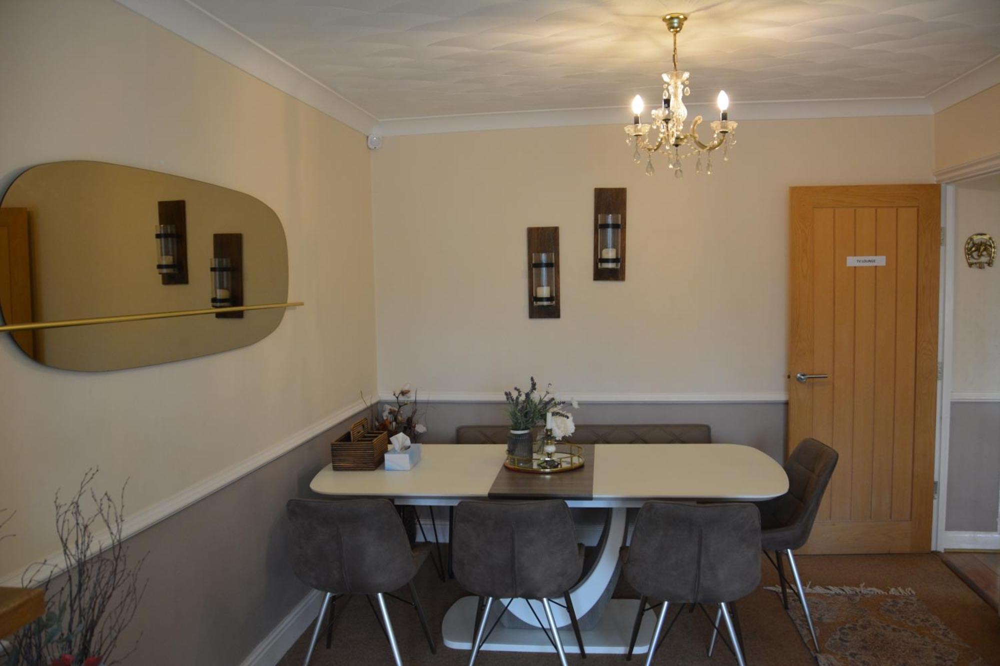 Cozy, Modern, Spacious 4 Bedroom House In London Romford Esterno foto
